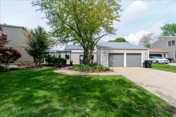 6 Kenfield Circle, Bloomington, IL 61704