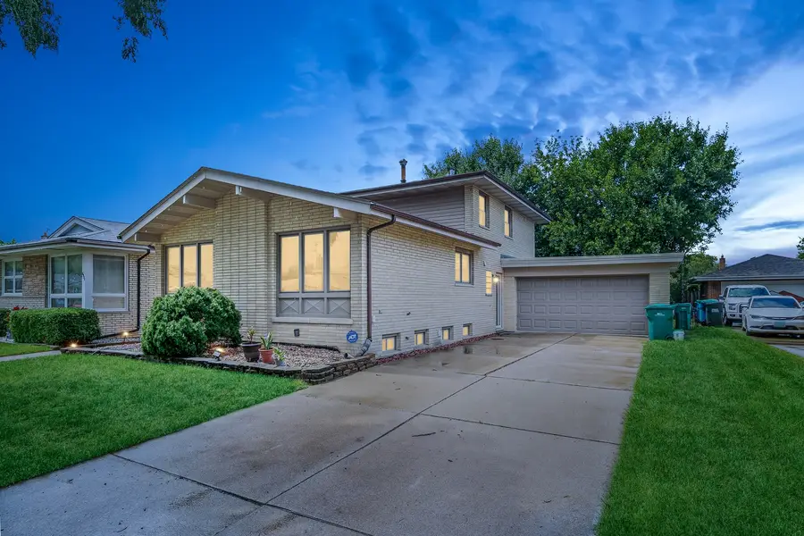 8918 S Francisco Avenue, Evergreen Park, IL 60805 - #2