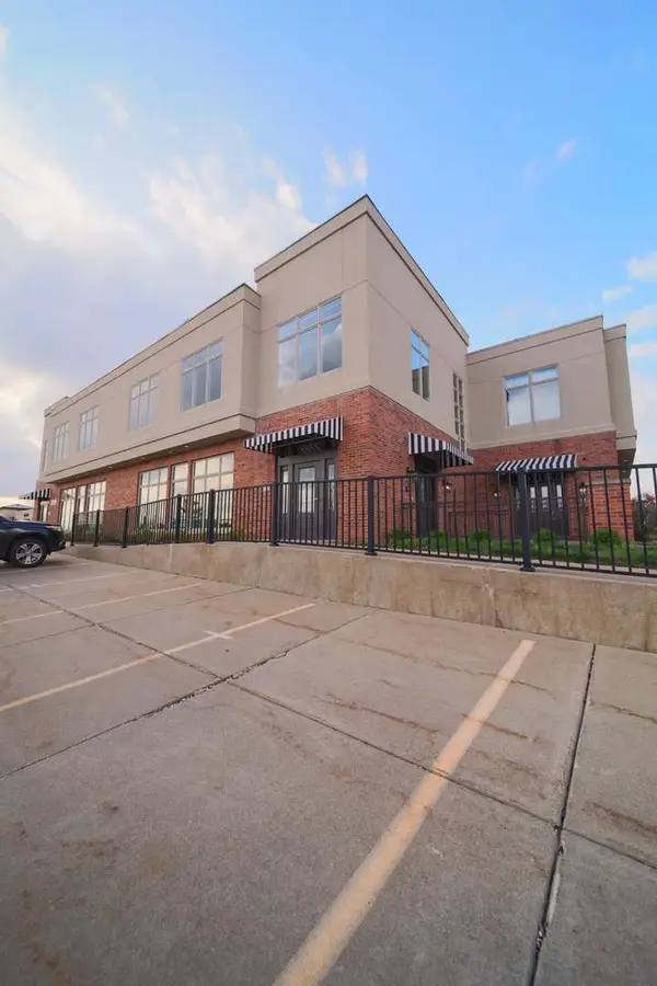 4935 Utica Ridge Road #220, Davenport, IA 52807