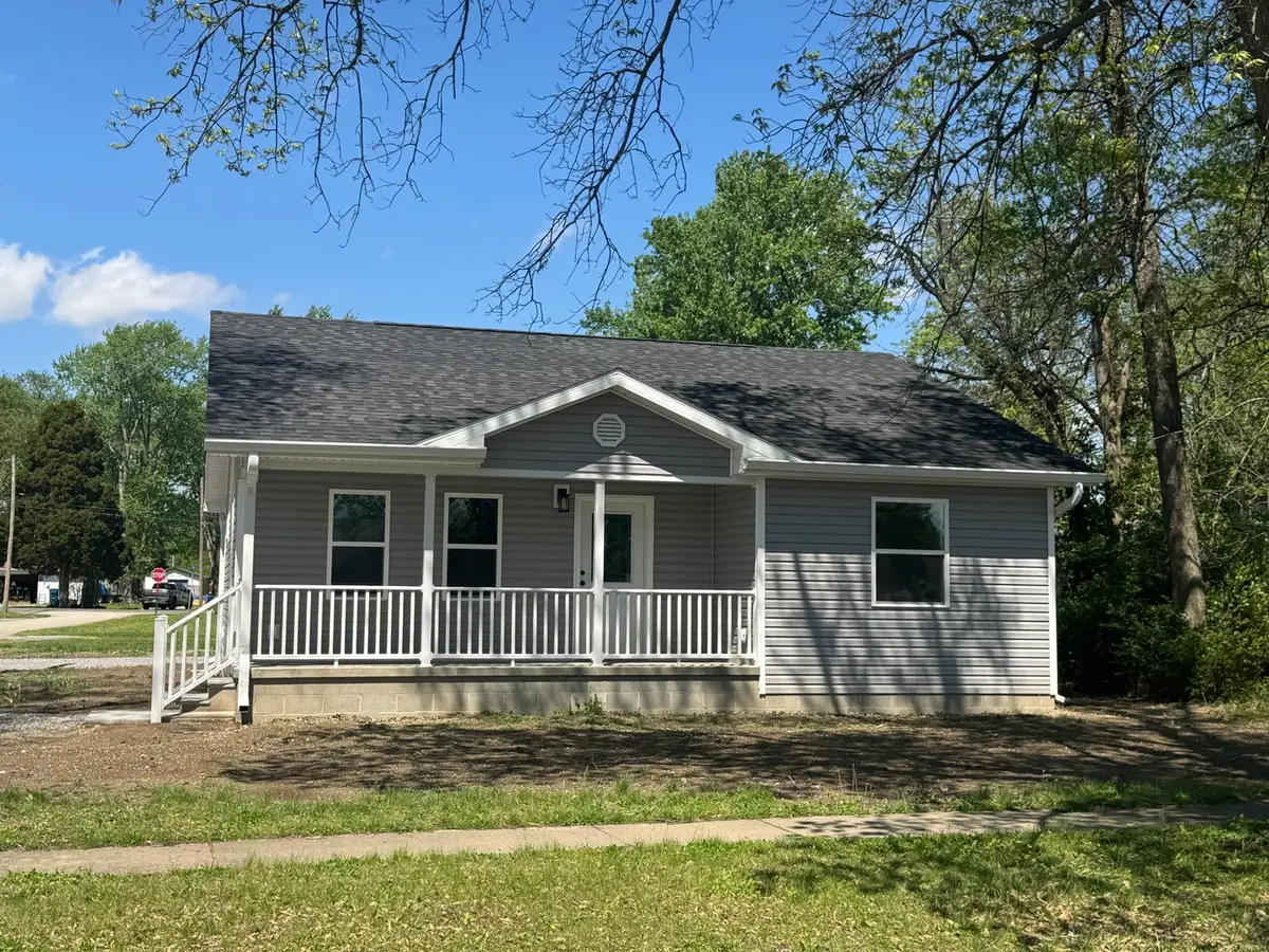 750 W 3rd Street, Flora, IL 62839 - #1