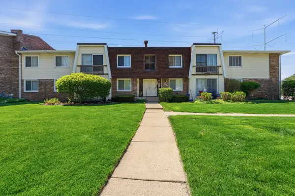 6818 Roberts Drive #3, Woodridge, IL 60517