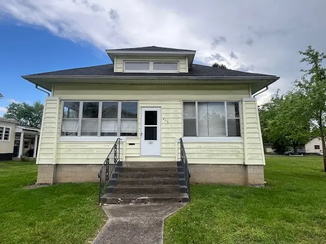 409 E Everett Street, Marion, IL 62959 - #2