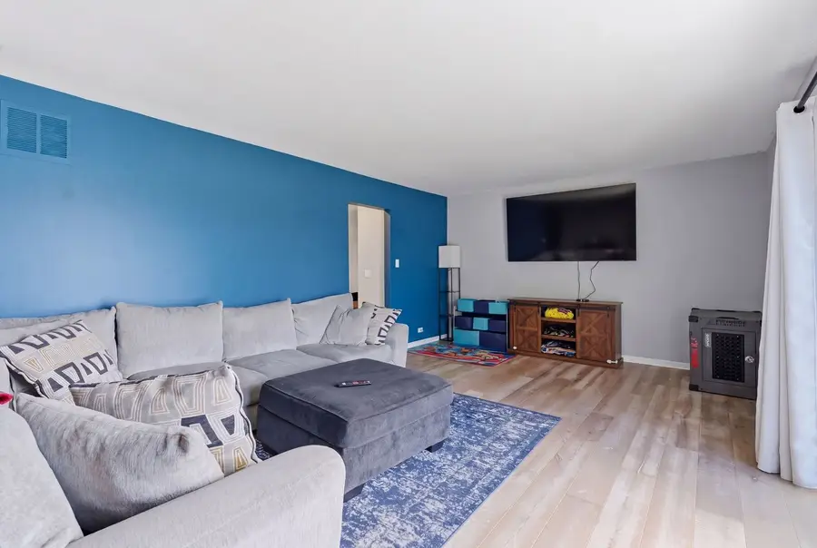 670 Versailles Circle #D, Elk Grove Village, IL 60007 - #3