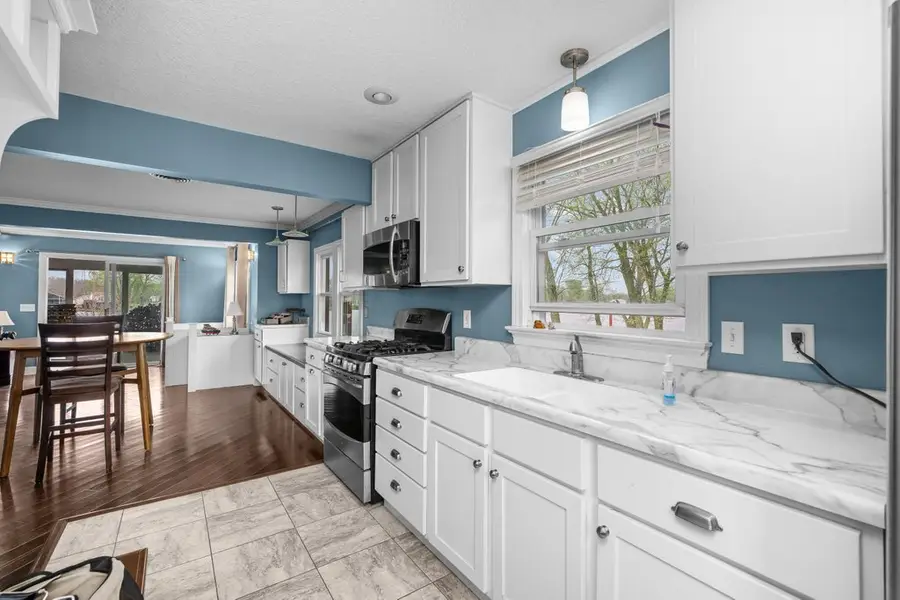 3213 South Shore Drive, Moline, IL 61265 - #3