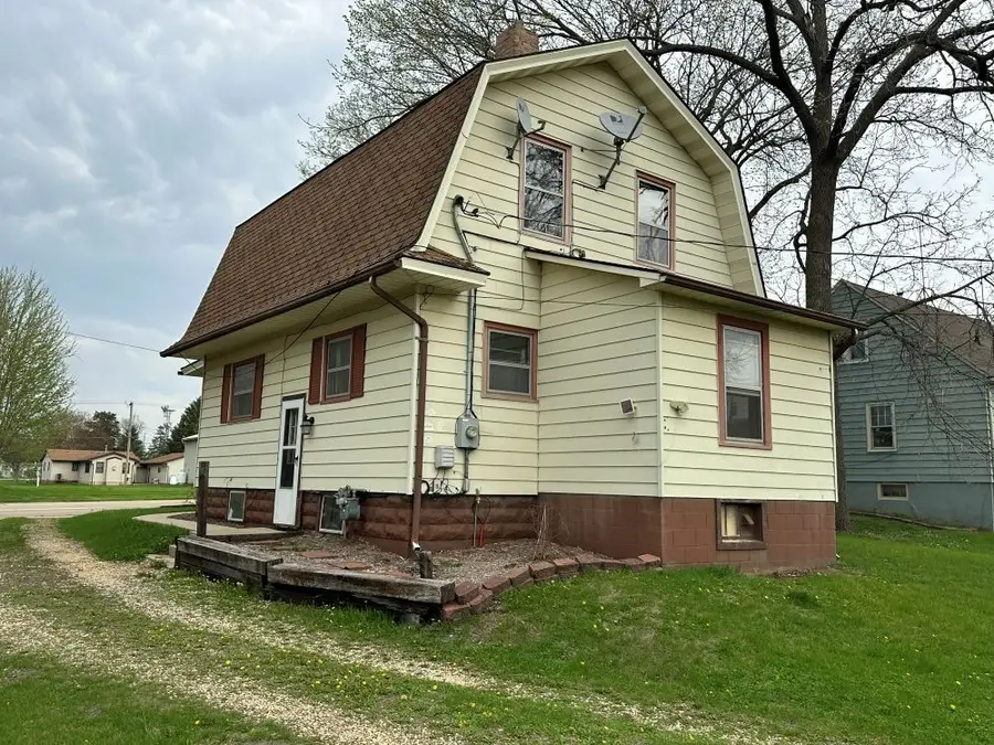 815 11th Street, Dewitt, IA 52472 - #3