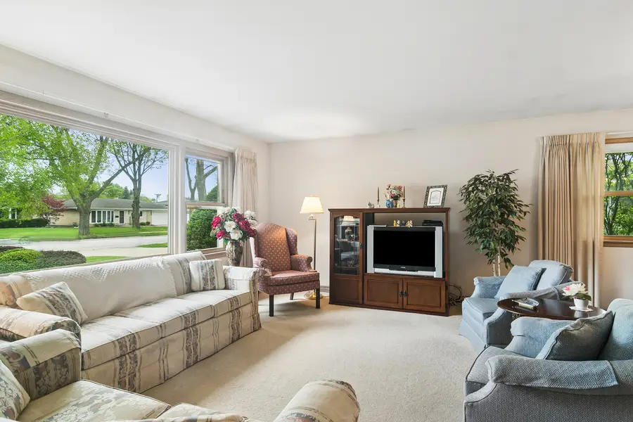 902 S See Gwun Avenue, Mount Prospect, IL 60056 - #3