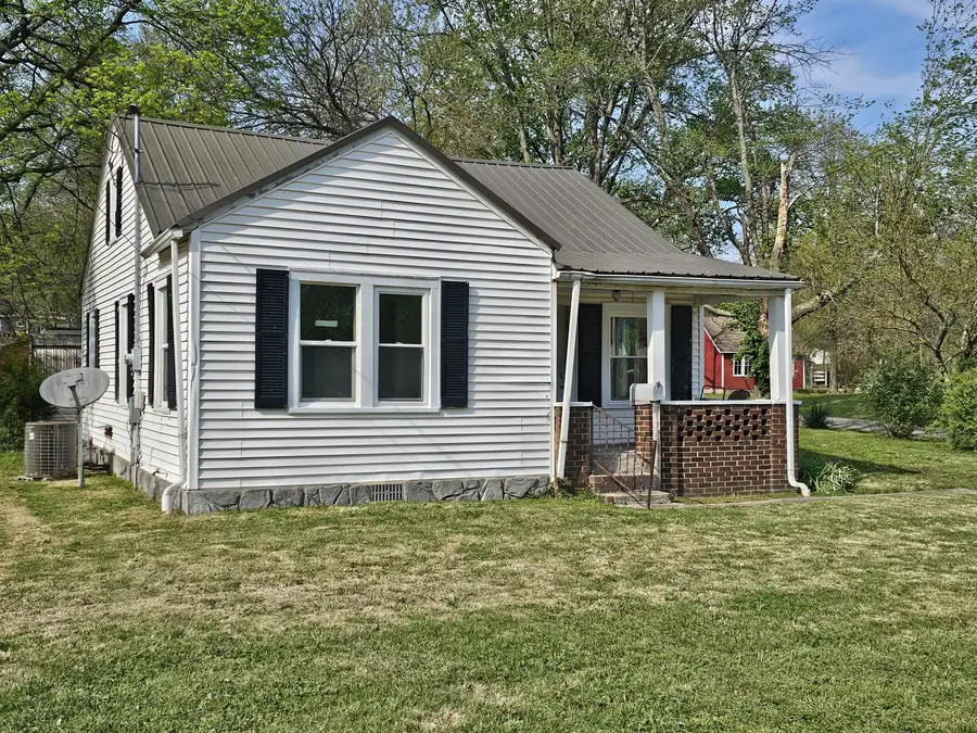 415 E Johnson Street, Fairfield, IL 62837 - #2