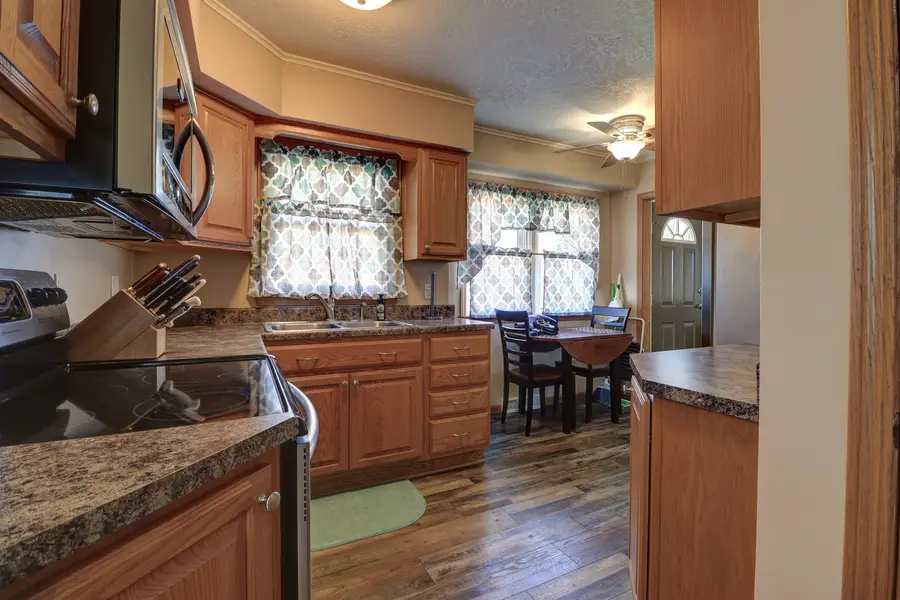 2927 Pershing Boulevard, Clinton, IA 52732 - #2
