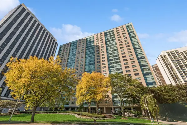 3180 N Lake Shore Drive #2H, Chicago, IL 60657