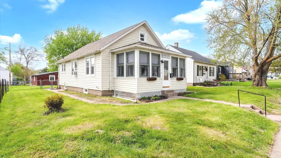 3708 N Fillmore Street, Davenport, IA 52806 - #3
