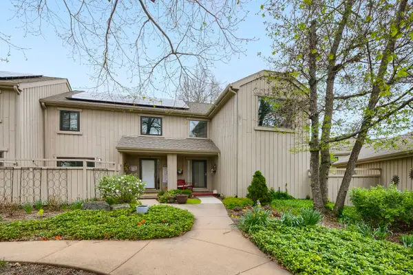 561 Old Barn Road, Lake Barrington, IL 60010