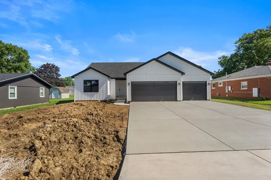 202 W Evergreen Drive, Saint Joseph, IL 61873 - #3
