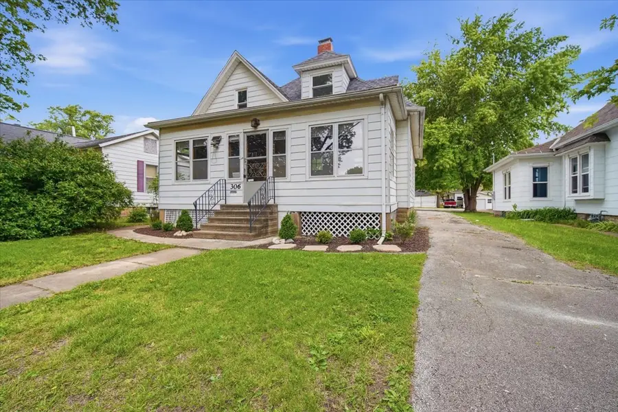 306 E Oak Street, Fairbury, IL 61739 - #3