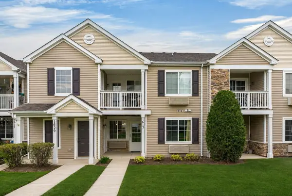 1613 Silverstone Drive #1613, Carpentersville, IL 60110