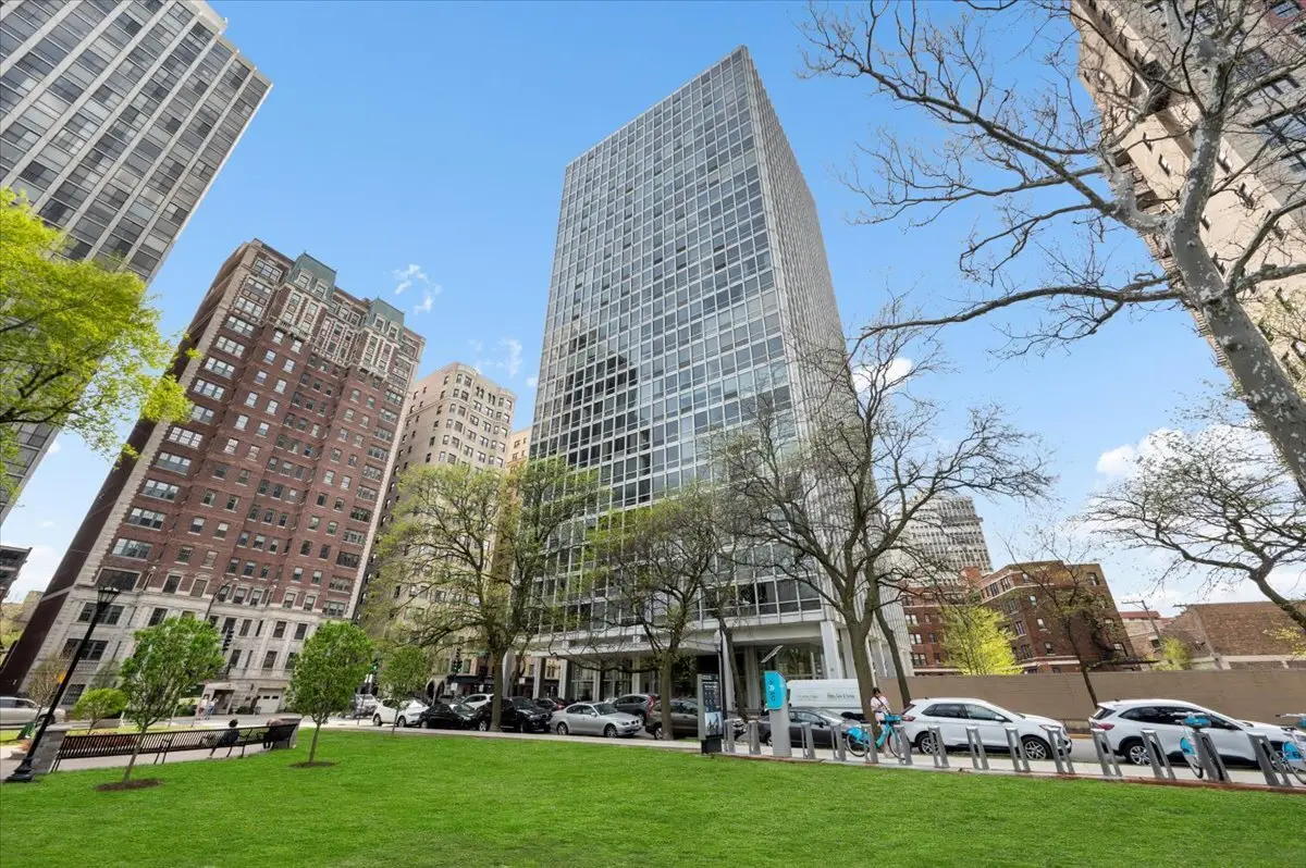 2400 N Lakeview Avenue #1002, Chicago, IL 60614 - #1