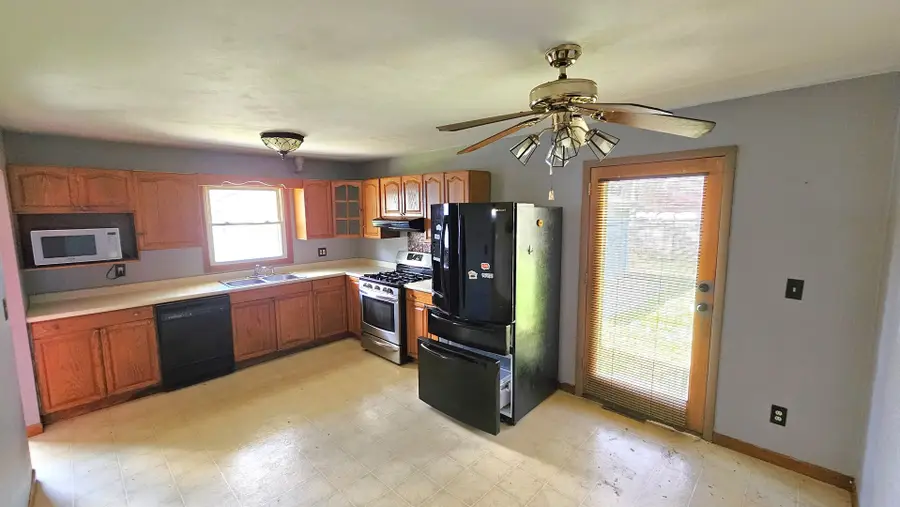 903 W 10th Street, Belvidere, IL 61008 - #3