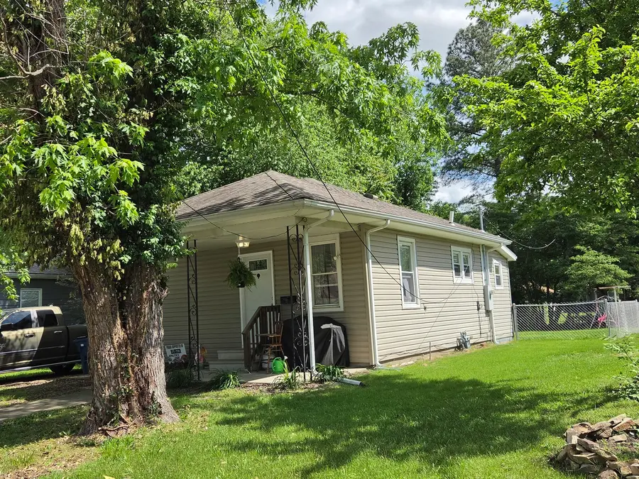 718 E Taylor Street, Benton, IL 62812 - #2