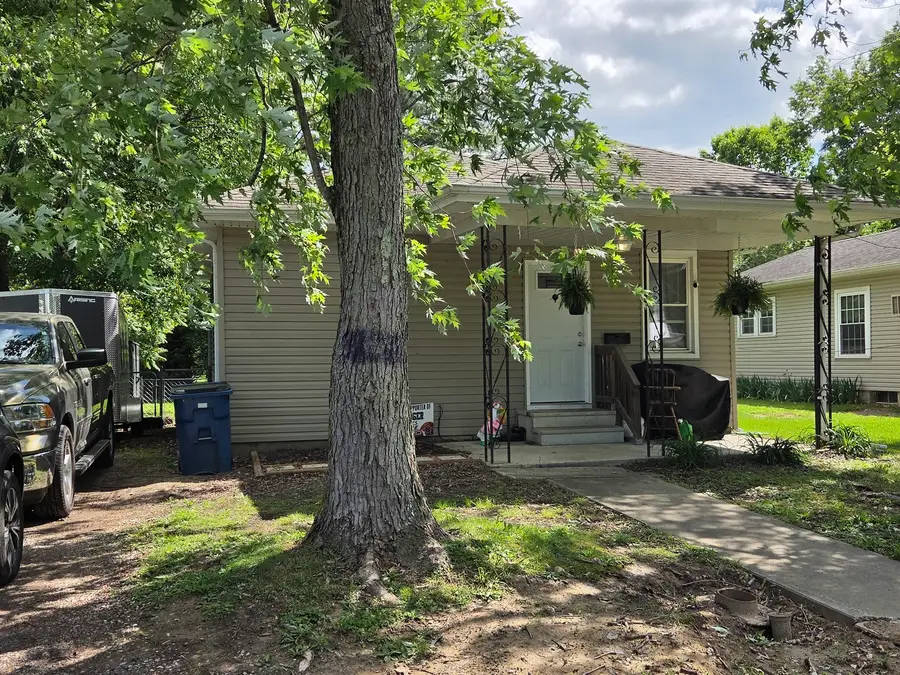 718 E Taylor Street, Benton, IL 62812 - #3