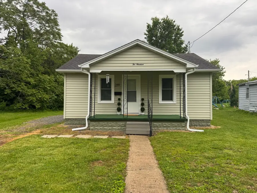 219 W 7th Street, Flora, IL 62839 - #2