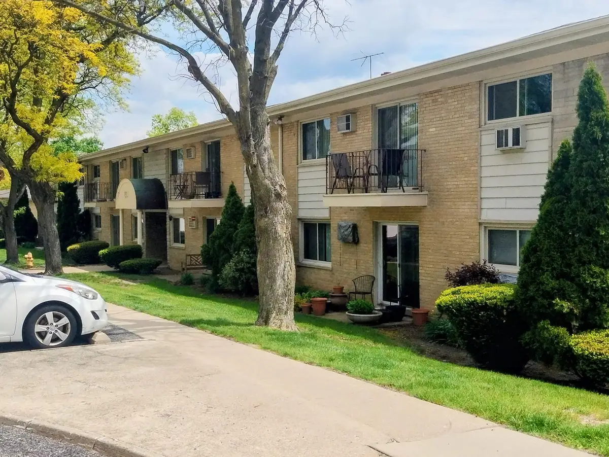 551 Carlysle Drive #10, Clarendon Hills, IL 60514 - #1