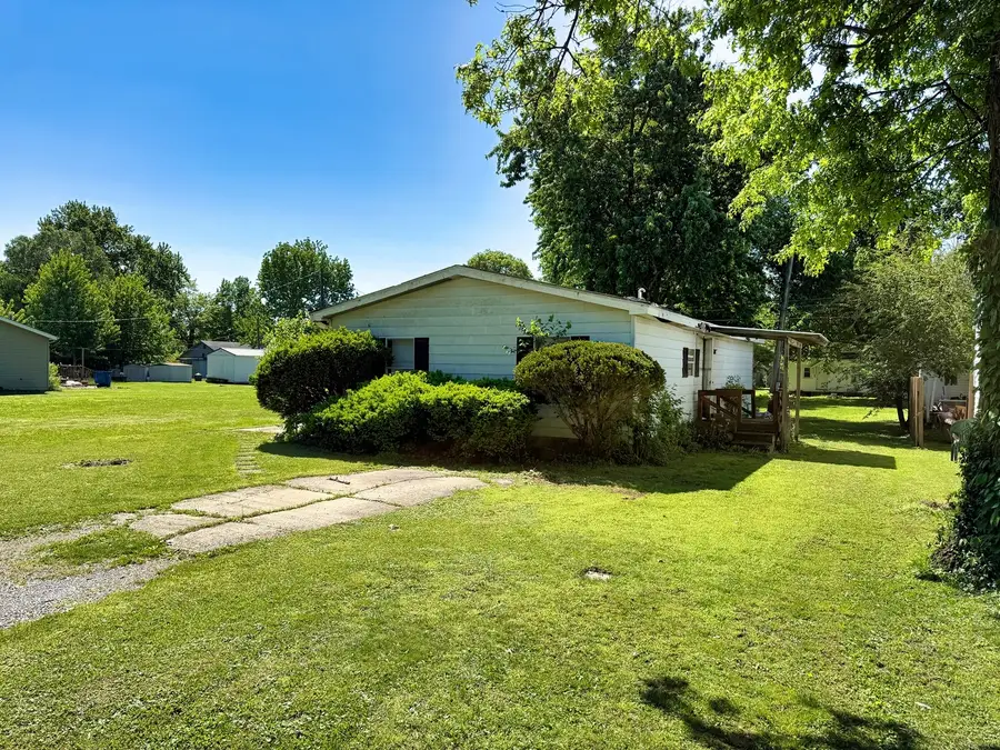 210 Park Avenue, Flora, IL 62839 - #3