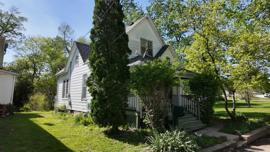 113 S Isabella Street, Clinton, IL 61727 - #2