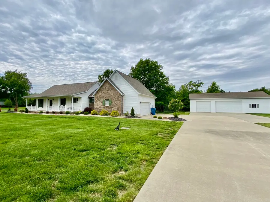 514 Country Club Road, Centralia, IL 62801 - #3
