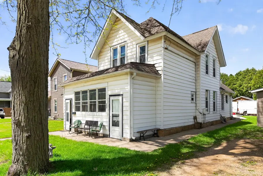 220 E Lincoln Avenue, Belvidere, IL 61008 - #2