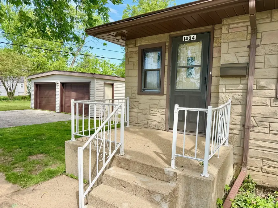 1404 Plain Street, Peru, IL 61354 - #3