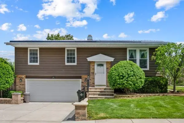 318 Hillcrest Drive, Algonquin, IL 60102