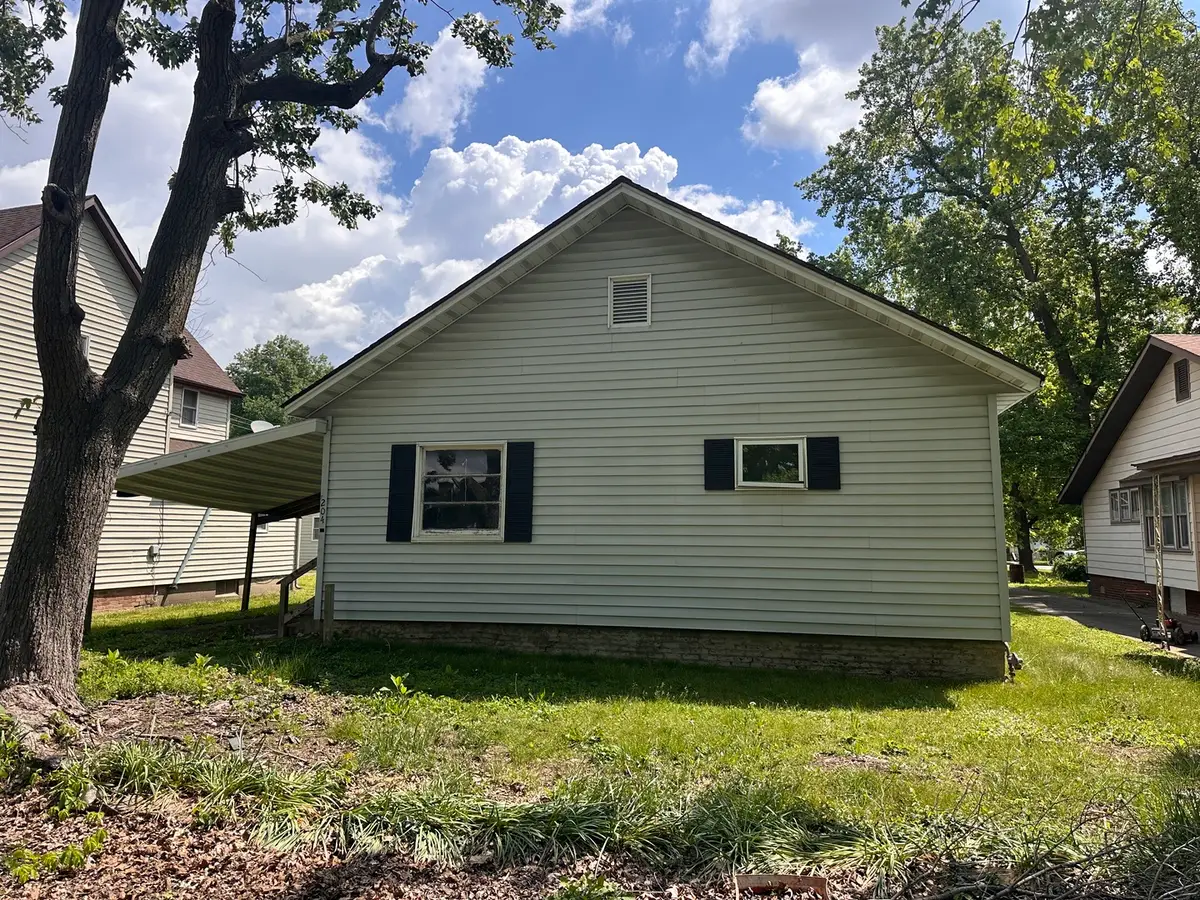 204 S 10th Street, Herrin, IL 62948 - #1
