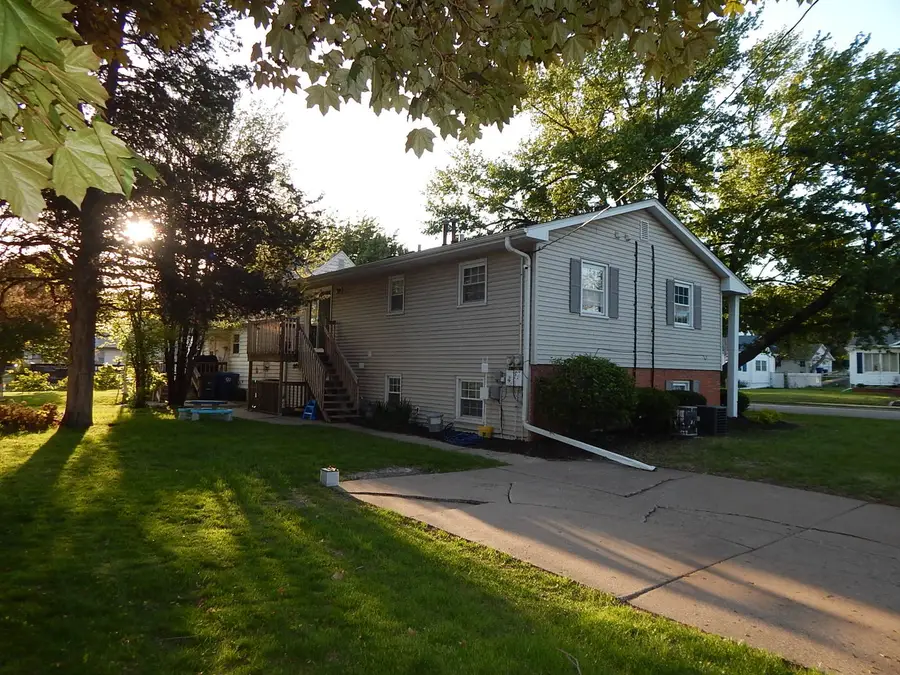 931-933 Grant Street, Bettendorf, IA 52722 - #2