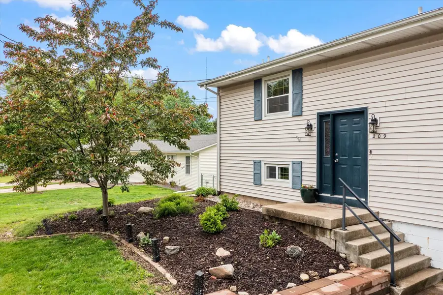 209 N Jefferson Street, Mahomet, IL 61853 - #2