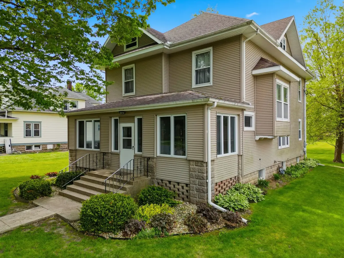 125 S State Street, Franklin Grove, IL 61031 - #1