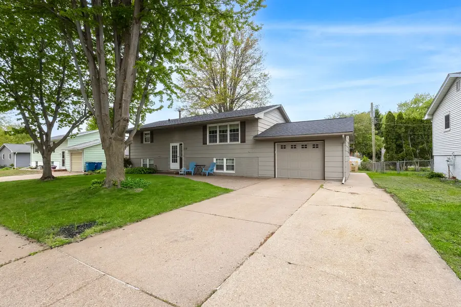 508 S 2nd Place, Eldridge, IA 52748 - #2