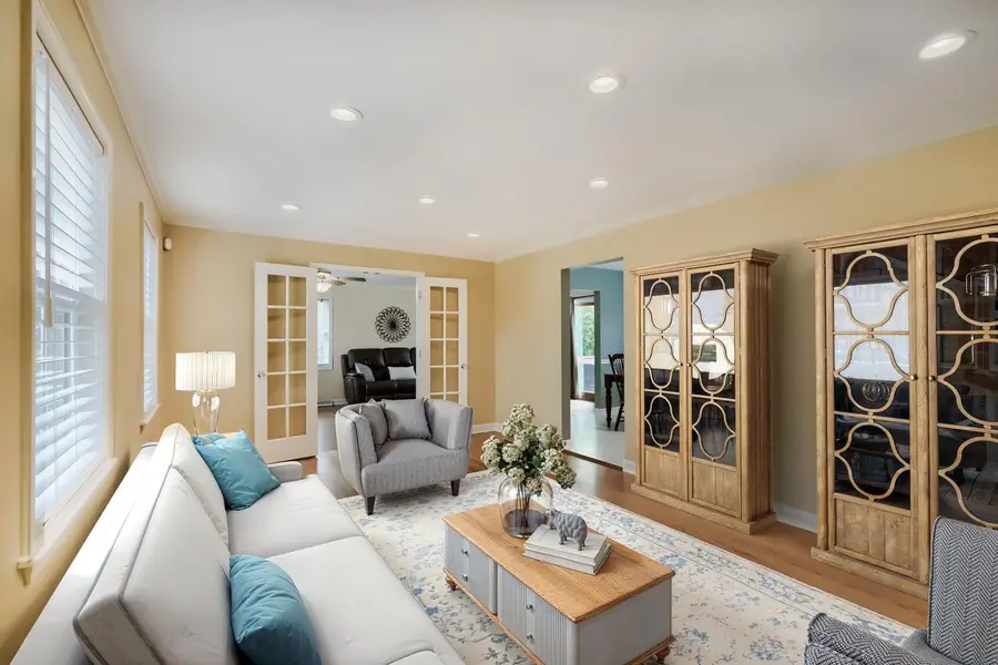 26 W Glenlake Avenue, Roselle, IL 60172 - #3