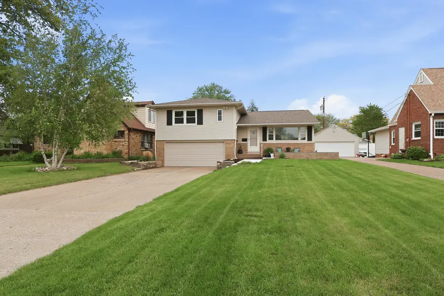 2528 28th Street, Moline, IL 61265 - #3