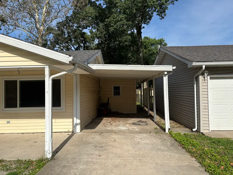 1006 S Eastview Drive, Tuscola, IL 61953 - #3