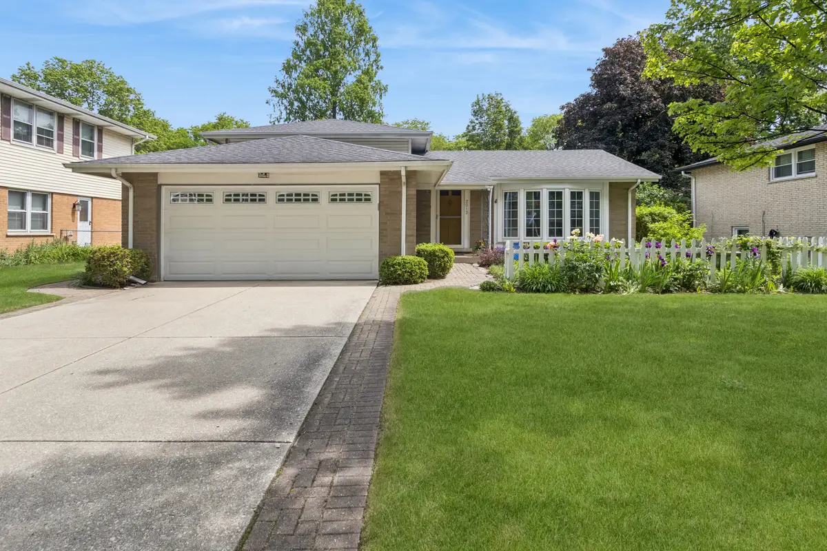 2012 E Cayuga Lane, Mount Prospect, IL 60056 - #1