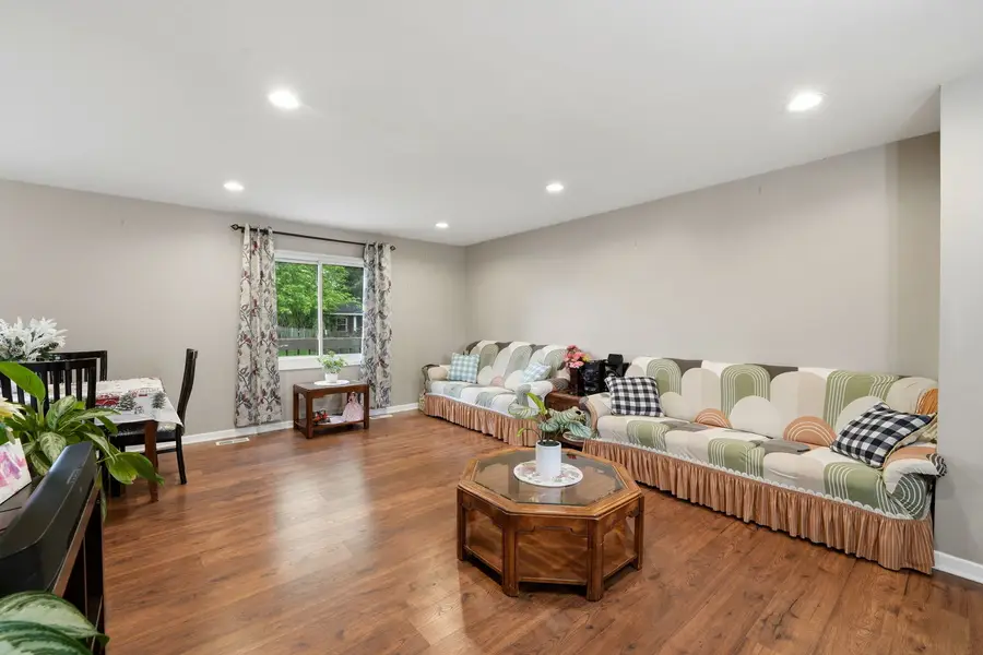 221 E Lakeside Drive, Vernon Hills, IL 60061 - #3