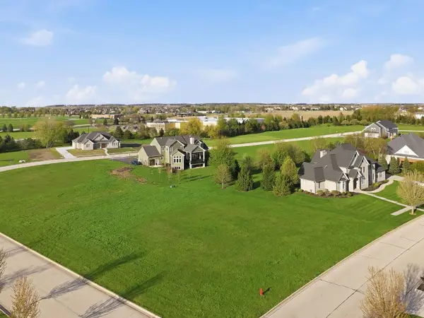 247 Merry Oaks Drive, Sycamore, IL 60178