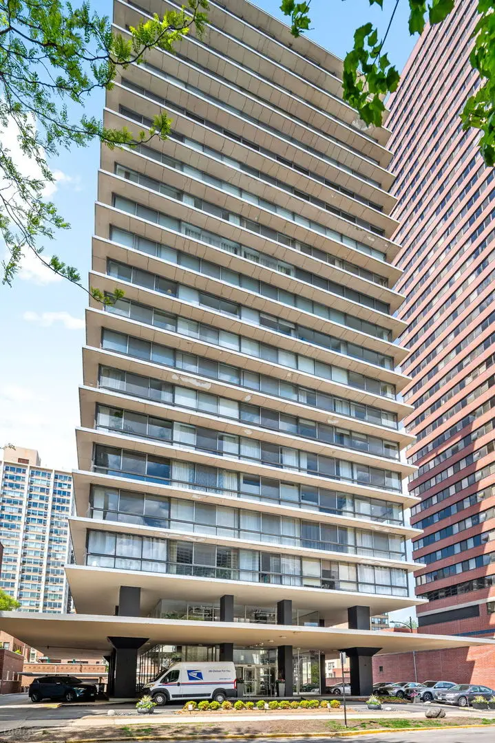 320 W Oakdale Avenue #702, Chicago, IL 60657 - #1