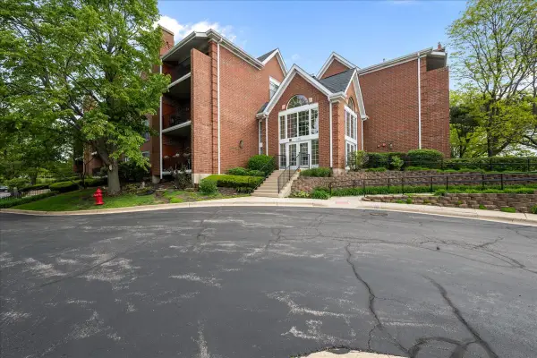 29 Hunt Club Drive #29, St. Charles, IL 60174