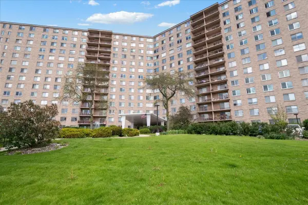 6833 N Kedzie Avenue #701, Chicago, IL 60645