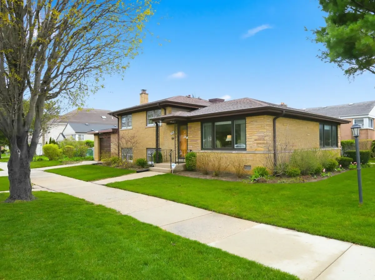 3955 W Greenleaf Avenue, Lincolnwood, IL 60712 - #1