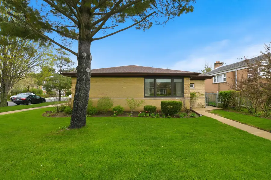 3955 W Greenleaf Avenue, Lincolnwood, IL 60712 - #2
