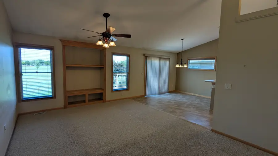 5431 Northwest Circle, Davenport, IA 52806 - #3