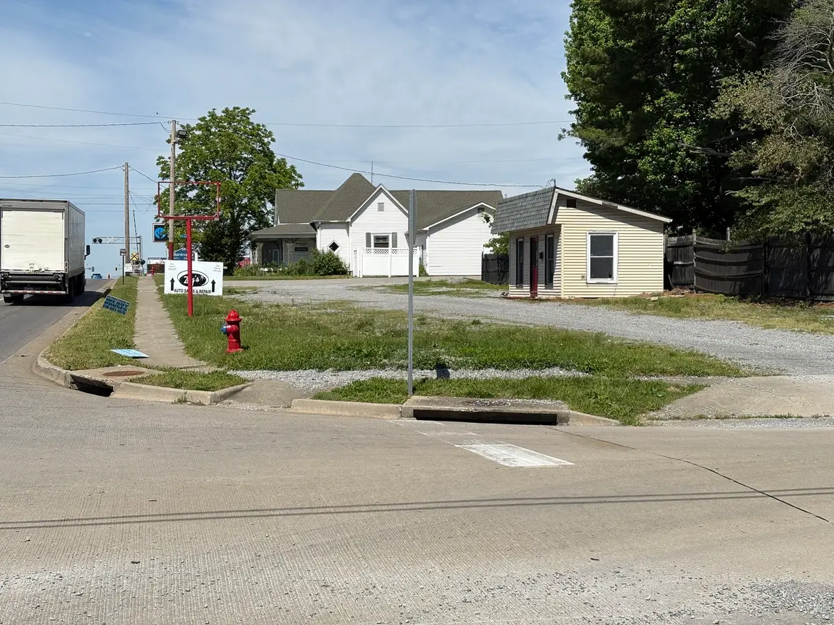 200 W Deyoung Street, Marion, IL 62959 - #1