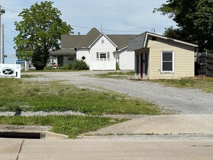 200 W Deyoung Street, Marion, IL 62959 - #2