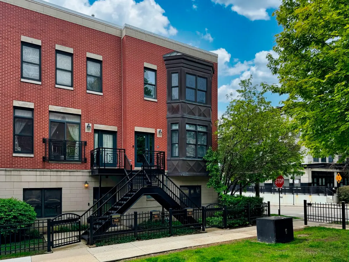 953 W College Parkway, Chicago, IL 60608 - #1